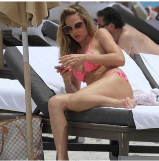 Ilary Blasi feet photo thumbnail