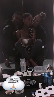 Ariana Grande feet photo thumbnail