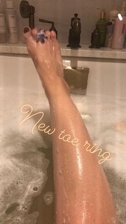 Hilary Duff feet photo thumbnail