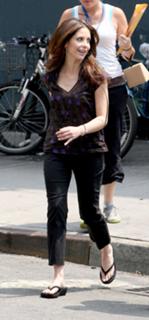 Sarah Michelle Gellar feet photo thumbnail