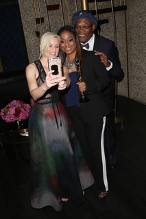 Elizabeth Banks feet photo thumbnail
