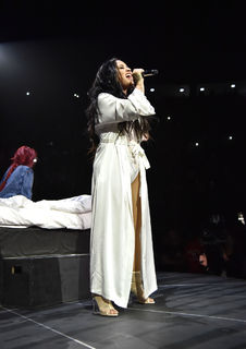 Demi Lovato feet photo thumbnail