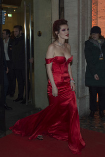 Bella Thorne feet photo thumbnail