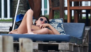 Isis Valverde feet photo thumbnail