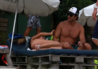 Isis Valverde feet photo thumbnail