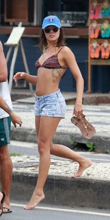 Isis Valverde feet photo thumbnail