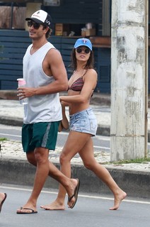 Isis Valverde feet photo thumbnail