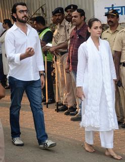 Dia Mirza feet photo thumbnail