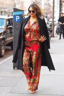 Chrissy Teigen feet photo thumbnail
