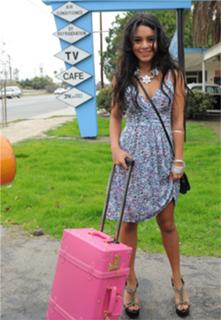 Vanessa Hudgens feet photo thumbnail