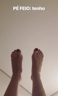 Kéfera Buchmann feet photo thumbnail