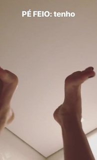 Kéfera Buchmann feet photo thumbnail