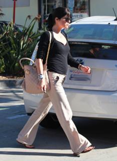 Selma Blair feet photo thumbnail