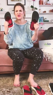 Drew Barrymore feet photo thumbnail