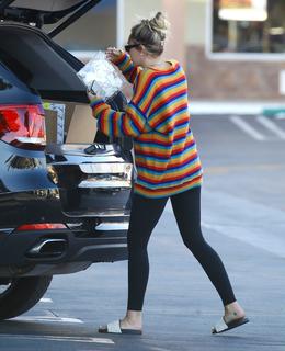 Miley Cyrus feet photo thumbnail