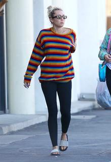 Miley Cyrus feet photo thumbnail