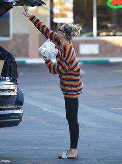 Miley Cyrus feet photo thumbnail