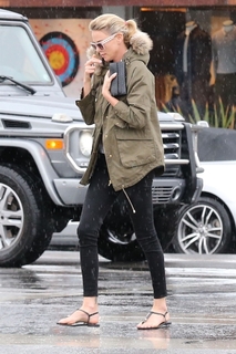 Charlize Theron feet photo thumbnail