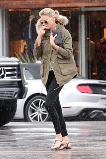 Charlize Theron feet photo thumbnail