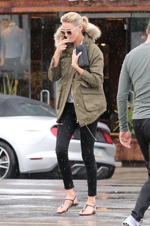 Charlize Theron feet photo thumbnail