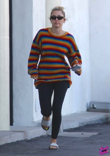 Miley Cyrus feet photo thumbnail