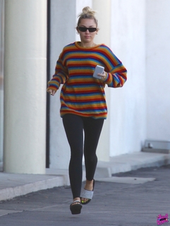 Miley Cyrus feet photo thumbnail