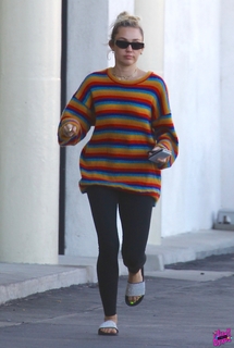 Miley Cyrus feet photo thumbnail
