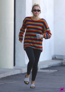 Miley Cyrus feet photo thumbnail