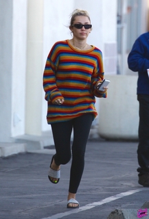 Miley Cyrus feet photo thumbnail