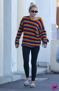Miley Cyrus feet photo thumbnail