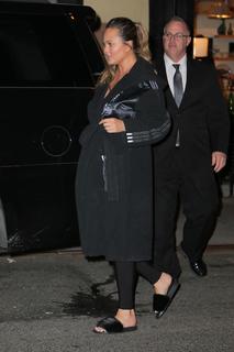Chrissy Teigen feet photo thumbnail