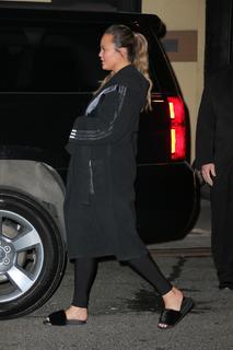 Chrissy Teigen feet photo thumbnail