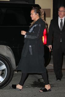 Chrissy Teigen feet photo thumbnail