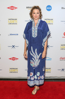 Lucy Lawless feet photo thumbnail