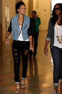 Rihanna feet photo thumbnail