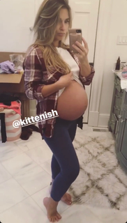 Jessie James Decker feet photo thumbnail