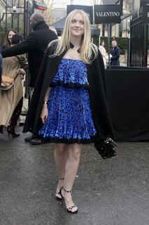 Dakota Fanning feet photo thumbnail