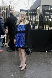 Dakota Fanning feet photo thumbnail