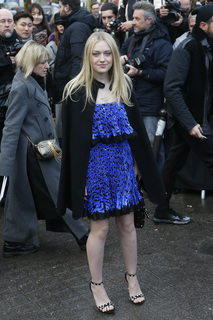 Dakota Fanning feet photo thumbnail