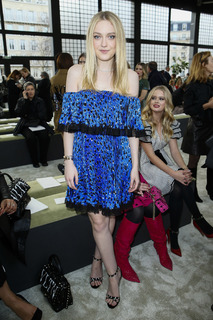 Dakota Fanning feet photo thumbnail