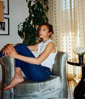 Gal Gadot feet photo thumbnail