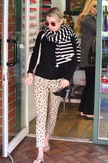 Emma Roberts feet photo thumbnail