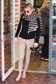 Emma Roberts feet photo thumbnail