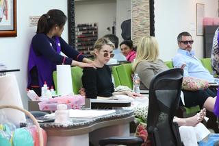 Emma Roberts feet photo thumbnail