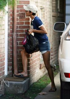 Halle Berry feet photo thumbnail