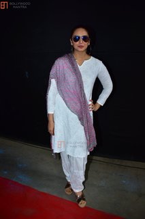 Huma Qureshi feet photo thumbnail