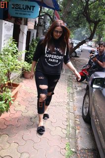 Huma Qureshi feet photo thumbnail