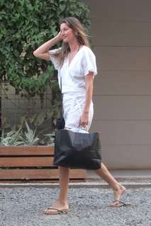 Gisele Bündchen feet photo thumbnail