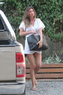 Gisele Bündchen feet photo thumbnail