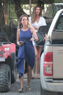 Gisele Bündchen feet photo thumbnail